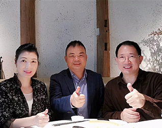 標(biāo)王機(jī)房監(jiān)控薛東山與單仁資訊集團(tuán)單仁博士、賈鹛院長(zhǎng)合照